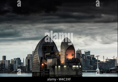 Dämmerung an der Themse Sturmflutwehr, London England Großbritannien Stockfoto