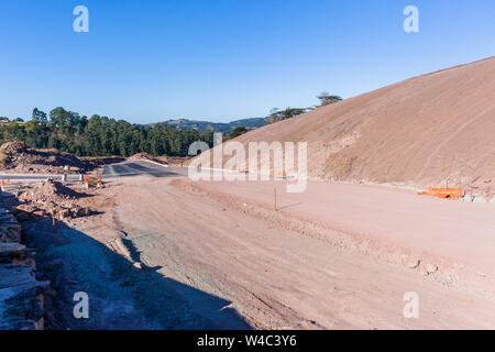 Straße Autobahn industriellen Bau Erdbau Ausbau von neuen Verkehrswegen Gassen Eintrag Ausfahrten in das bestehende Netzwerk. Stockfoto