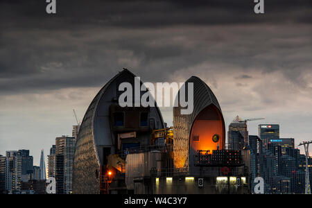 Dämmerung an der Themse Sturmflutwehr, London England Großbritannien Stockfoto