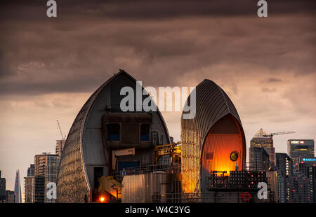 Dämmerung an der Themse Sturmflutwehr, London England Großbritannien Stockfoto