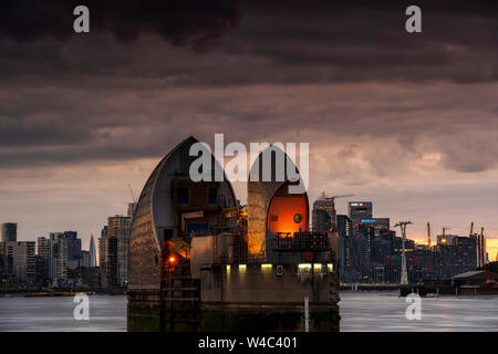 Dämmerung an der Themse Überschwemmungsbarriere in London, England, Großbritannien Stockfoto