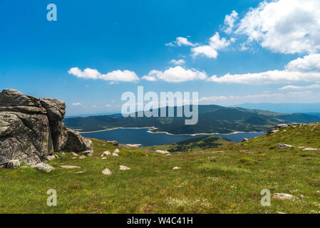 Panorama Foto von Sommer Berg Tal. Fabelhafte warmen Tag in die Berge, beeindruckende Natur. Reisen und Wandern Stockfoto