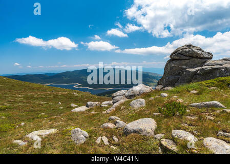 Sommer Panorama Landschaft aus Belmeken Peak, 2626 m hoch. Bulgarien, Rila Mountain National Park, Stockfoto
