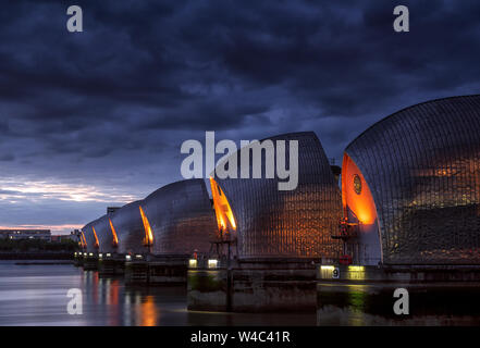 Dämmerung an der Themse Sturmflutwehr, London England Großbritannien Stockfoto