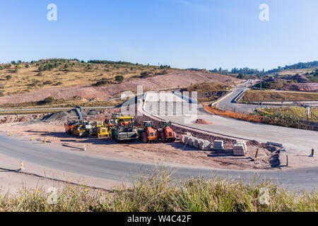 Neue Brücke Straße Autobahn industriellen Bau maschinen Expansion nahe Abschluss der Route Gassen Eintrag Ausfahrten in das bestehende Netzwerk. Stockfoto