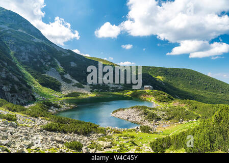 Belmeken See in Rila Gebirge, Bulgarien. Warmer Sommertag Stockfoto