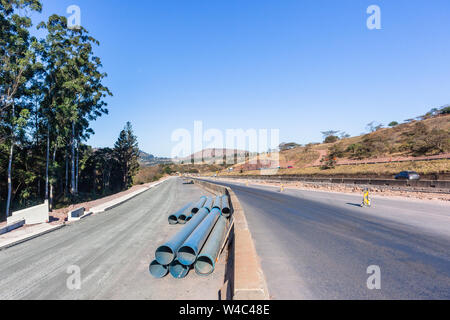 Straße Autobahn industrielle Bau, Ausbau der neuen Verkehrswege Gassen Eintrag Ausfahrten in das bestehende Netzwerk. Stockfoto