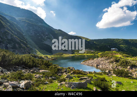 Belmeken See in Rila Gebirge, Bulgarien. Warmer Sommertag Stockfoto