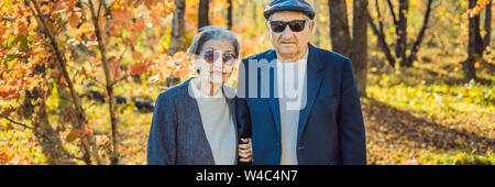 Rentner in Sonnenbrille in den Wald. Rentner wie Gangster BANNER, LANGE FORMAT Stockfoto