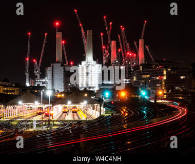 Battersea Power Station in der Nacht, von Ebury Bridge in London, England Großbritannien erfasst Stockfoto