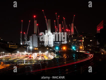 Battersea Power Station in der Nacht, von Ebury Bridge in London, England Großbritannien erfasst Stockfoto