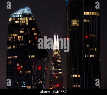 Der Shard von Gebäuden auf beiden Seiten in den Schatten gestellt, in der Nacht von der Waterloo Bridge in London, England Großbritannien erfasst Stockfoto