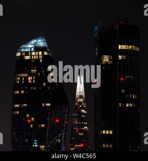Der Shard von Gebäuden auf beiden Seiten in den Schatten gestellt, in der Nacht von der Waterloo Bridge in London, England Großbritannien erfasst Stockfoto
