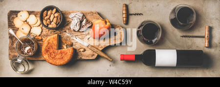 Flasche Wein, Gläser mit Wein und Häppchen an Bord Stockfoto