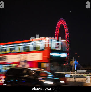 Bewegung eines London Bus Reisen über die Waterloo Bridge bei Nacht unscharfe, London England Großbritannien Stockfoto