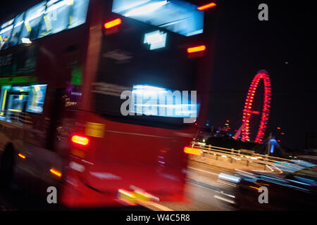 Bewegung eines London Bus Reisen über die Waterloo Bridge bei Nacht unscharfe, London England Großbritannien Stockfoto