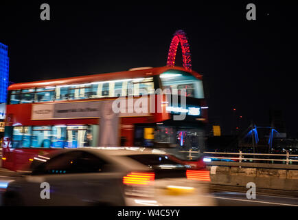 Bewegung eines London Bus Reisen über die Waterloo Bridge bei Nacht unscharfe, London England Großbritannien Stockfoto