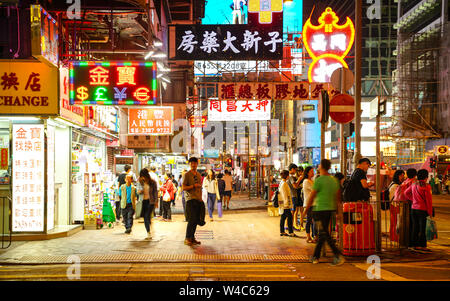 Kowloon, Hong Kong-Nov 6th, 2016: Beleuchtete Schilder und Zeichen die Straßen von Kowloon beleuchtet. Hong Kong ist bekannt für die Vielzahl von Neonlicht ein Stockfoto