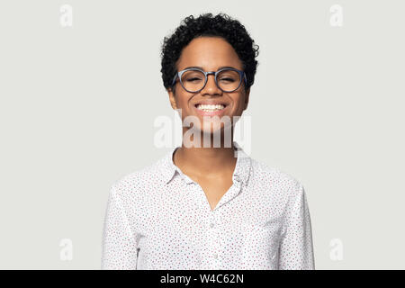 Portrait von lächelnden ethnische Frau auf Studio Hintergrund posiert Stockfoto