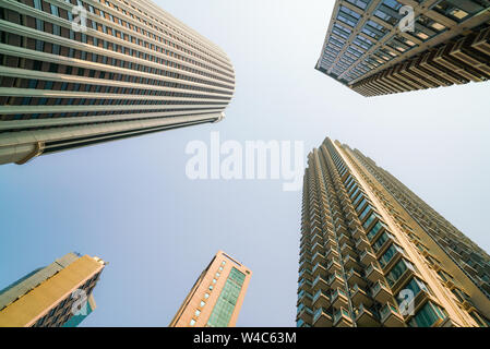 Wan Chai, Hong Kong-March 16, 2018: Low Angle View der Hochhäuser und Wolkenkratzer. Stockfoto