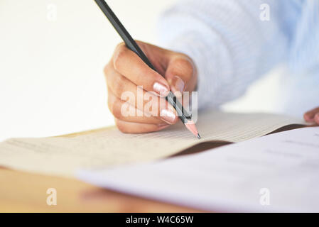 Die Prüfung letzten High School Student holding Bleistift auf Papier Antwort Blatt/Bildung Hochschule in der Klasse von Notizen sitzen Lear nehmen Stockfoto