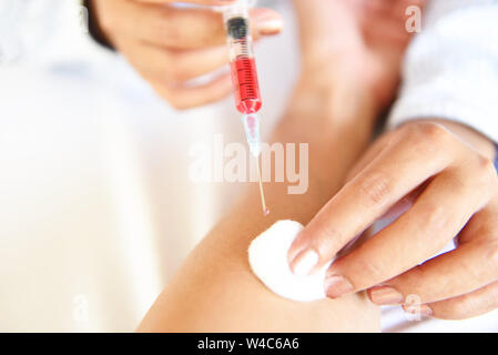 Einspritzung Medizin durch Krankenschwestern sind Impfstoff zu Patienten im Krankenhaus/Arzt, Patient im Arm mit der Spritze gesund und medizinisches Konzept, wählen Sie Stockfoto