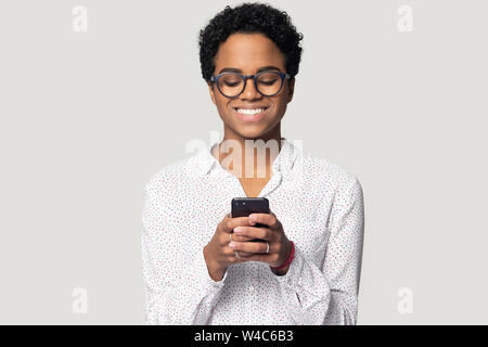Happy biracial Weiblich mit Smartphone online einkaufen Stockfoto