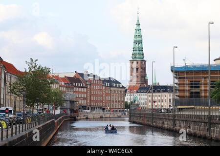 Touristische und Freunde genießen Sie die Aussicht auf die Stadt Kopenhagen auf einem GoBoat Autovermietung Informationsschalter für. Stockfoto