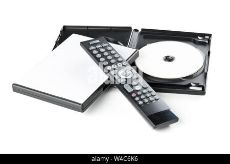 DVD, CD-ROM oder Blu-Ray Disc mit Tv oder dvd player Fernbedienung und Kunststoff Box auf weißem Hintergrund. Home Theater Film oder Serie Konzept. Stockfoto