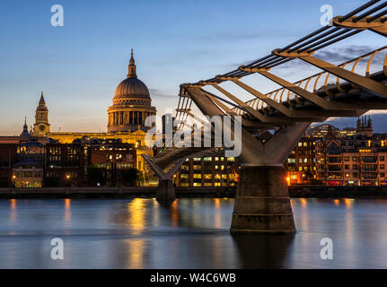 Sonnenaufgang an der Millennium Bridge, London England Großbritannien Stockfoto