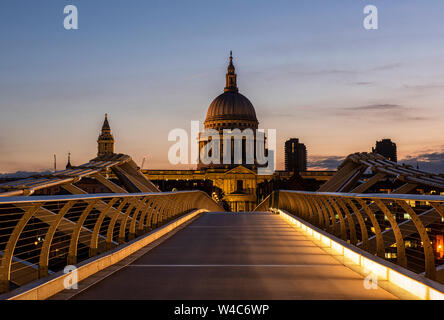 Sonnenaufgang an der Millennium Bridge, London England Großbritannien Stockfoto