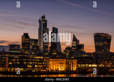 Sonnenaufgang über der City von London, von der Millennium Bridge, London England Großbritannien erfasst Stockfoto