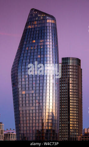 Sonnenaufgang an einem Blackfriars (Vase) und die South Bank Tower, von der Millennium Bridge in London England Großbritannien erfasst Stockfoto