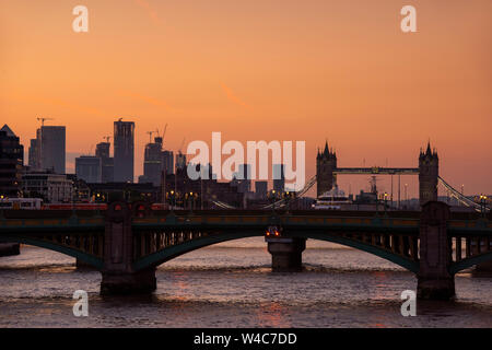 Sonnenaufgang über der City von London, von der Millennium Bridge, London England Großbritannien erfasst Stockfoto