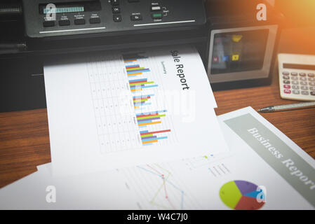 Drucker für den Druck von Berichten Verkauf und Stapel von Dokumenten Bericht Grafik auf einem Tisch im Büro Stockfoto