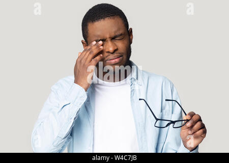 Afrikanischer Amerikanischer Mann nehmen Sie Gläser leiden unter Kopfschmerzen. Stockfoto