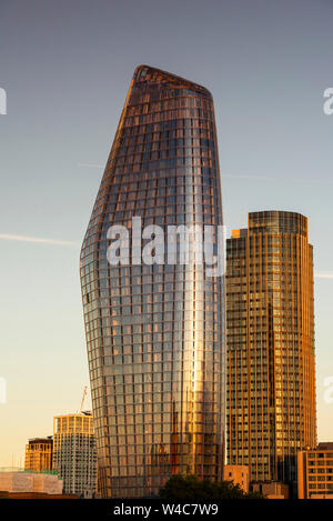 Sonnenaufgang an einem Blackfriars (Vase) und die South Bank Tower, von der Millennium Bridge in London England Großbritannien erfasst Stockfoto