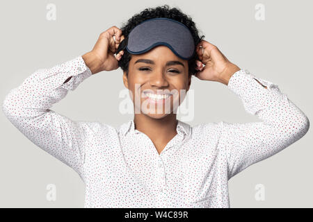Gerne schwarze Mädchen lachen tragen graue Schlafbrille auf dem Kopf Stockfoto