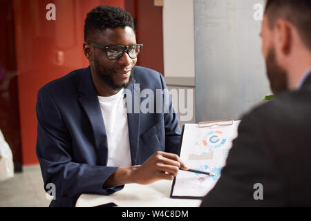 Zwei Geschäftsleute über die erforderlichen Änderungen im Projekt. Stockfoto