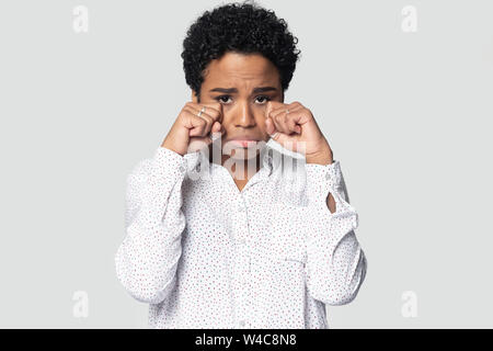 Traurig African American Girl wischen Tränen weinen Stockfoto