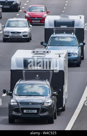 Starker Verkehr auf der Autobahn M40 nr Warwick als der geschäftigsten Sommer Urlaub beginnt. Juli 20, 2019. Stockfoto