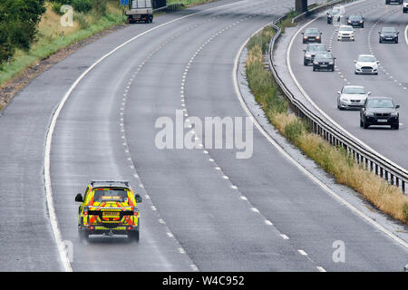 Ein Verkehr Offizier Fahrzeug fährt an einem leeren Norden gebunden Fahrbahn auf der Autobahn M40 in der Nähe von Warwick nach dem 9. Juli 2019 geschlossen. Stockfoto