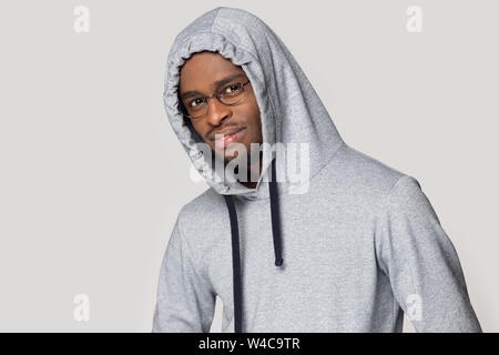 Schwarze jungen Kerl tragen Hoodie posing bei Camera suchen Stockfoto