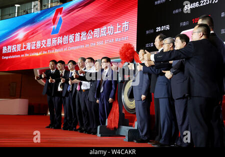 Peking, China. 22. Juli, 2019. Die Delegierten der börsennotierten Unternehmen für ein gruppenfoto an der Börse Shanghai in Shanghai, China, 22. Juli 2019. Credit: Fang Zhe/Xinhua/Alamy leben Nachrichten Stockfoto