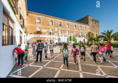 Kinder sammeln im Courtyard, Castillo Condes de Cabra, in Cabra, Provinz Córdoba, Andalusien, Spanien Stockfoto