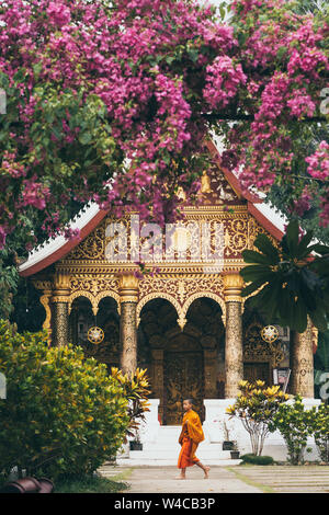 Luang Prabang, Laos - Mai 2019: Junge Laotische buddhistischer Mönch vor Wat Pa Phai Stockfoto