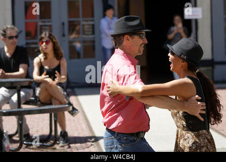 Vancouver, Kanada. 21. Juli, 2019. Ein paar Tänze während der jährlichen im Tanz Aktivitäten in Vancouver, Kanada, 21. Juli 2019. Credit: Liang Sen/Xinhua/Alamy leben Nachrichten Stockfoto