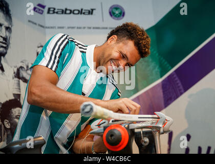 Tsonga Jo-Wilfred stringing einen Schläger auf der Wimbledon Championships 2019. Gehalten an der All England Lawn Tennis Club, Wimbledon. Stockfoto