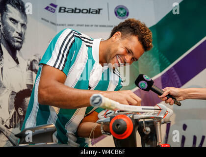 Tsonga Jo-Wilfred stringing einen Schläger auf der Wimbledon Championships 2019. Gehalten an der All England Lawn Tennis Club, Wimbledon. Stockfoto