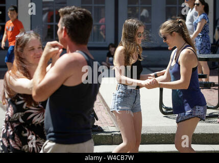 Vancouver, Kanada. 21. Juli, 2019. Menschen zusammen tanzen während der jährlichen im Tanz Aktivitäten in Vancouver, Kanada, 21. Juli 2019. Credit: Liang Sen/Xinhua/Alamy leben Nachrichten Stockfoto